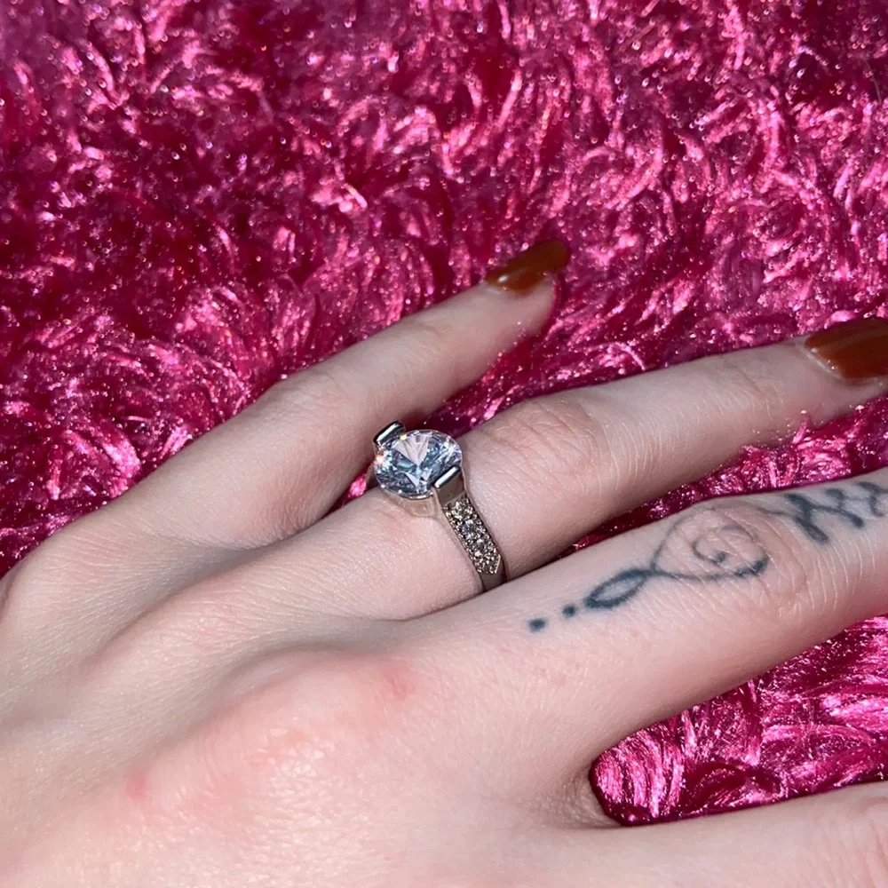 *Fake* Diamond ring - Picture 6 of 9